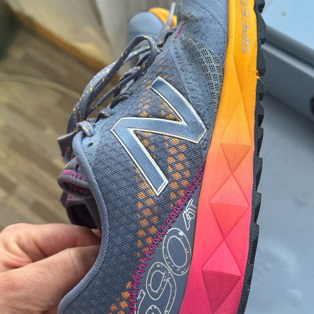 Women’s New Balance 690 AT size 9